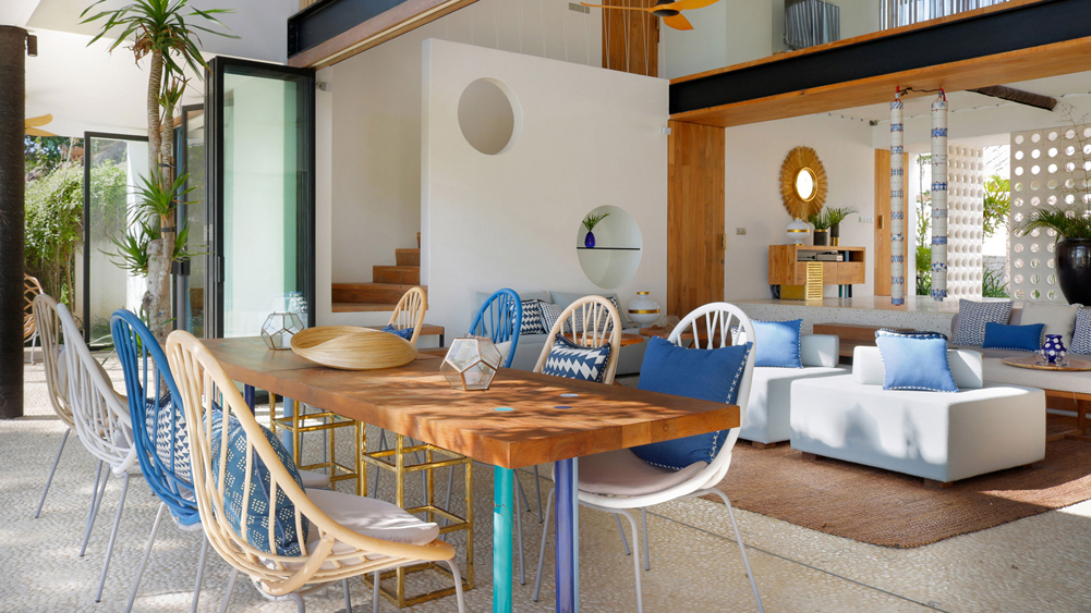 Villa Seascape - Dining area toward indoor living